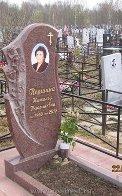 №9. Памятник из красного гранита